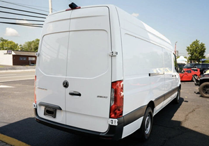 ราคาพิเศษสำหรับรถตู้มือสอง Mercedes-Benz Sprinter 2500 170 High Roof Crew Van ปี 2022 พวงมาลัยซ้าย ล้อแม็ก R18 เบาะผ้า สภาพดี - Product Image 3