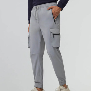 Jogging pour homme gris cendré à séchage rapide avec logo personnalisé, respirant, avec poches à rabat sur les jambes et poche arrière avec fermeture éclair - Product Image 3