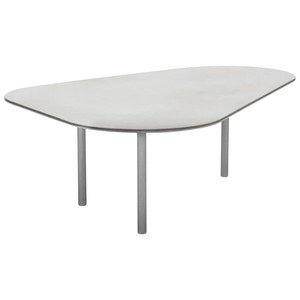 Table en aluminium table de forme organique avec une surface lisse et trois pieds cylindriques La conception de la table comporte un arrondi - Product Image 1