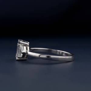 Bague de fiançailles en diamant de laboratoire émeraude, trois pierres, style vintage, monture à griffes en argent, certifiée par un tiers, cadeau d'anniversaire, sans conflit - Product Image 2