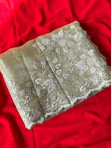 Sari de Seda Chanda Pura para Mujer con Motivos Florales Bordados Multicolores y Borde Calado, Hecho en India - Product Image 3