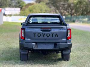 Toyota Hilux Travo Overland Plus 2026 d'occasion, conduite à gauche, automatique, turbo diesel, jantes en alliage R18, sièges en tissu - Product Image 5