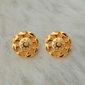 Pendientes Kriaa Fine Cuff Tachuelas Chapadas en Oro Modelo 1311780 - Product Image 1