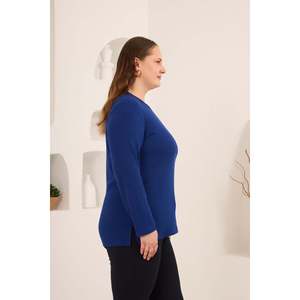 Pull en tricot basique pour femmes grandes tailles RMG, pull col rond bleu royal avec détail fendu, mélange de viscose pour l'automne et l'hiver - Product Image 3