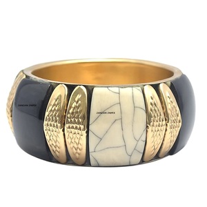 Bracelet artisanal en résine et laiton avec incrustation en laiton Bijoux de déclaration audacieux légers de 25mm pour la mode et les vêtements décontractés - Product Image 1