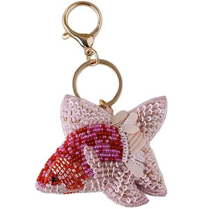 Porte-clés et accessoires de sac brodés de perles de graines de couleur rose et rouge, motif poisson, en provenance d'Inde - Product Image 1