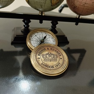 Brújula de latón Reloj de sol Brújula para exteriores Elegante navegación moderna Portátil Impermeable Ajustable Viajes Senderismo Aventura Pantalla - Product Image 6