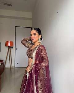 เปิดตัวชุดเลเฮนกาโชลีแบบดั้งเดิมสำหรับงานเทศกาล พร้อมผ้าคลุมไหล่ผ้าตาข่ายลายผีเสื้อ - Product Image 5