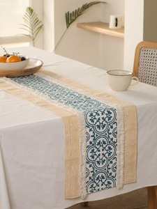 Chemin de table double couche en toile de coton slub premium, imprimé floral, style damassé, avec pompons, couleur crème, personnalisable pour salle à manger - Product Image 4