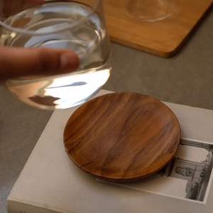 Sous-verre en bois fini lisse, idéal pour les tasses, les verres et les mugs, avec surface résistante à la chaleur - Product Image 3