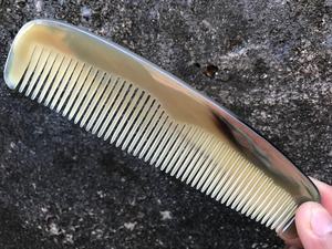 Peigne à cheveux traditionnel fait à la main en corne biologique, style amour, lisse, poli, anti-casse, démêlant pour cheveux épais et bouclés - Product Image 4