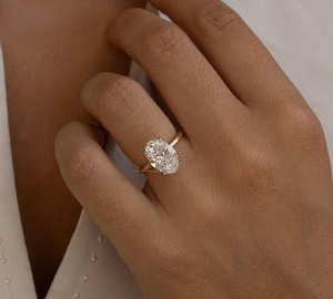 Bague solitaire Moissanite ovale allongée de 8x12 MM fabriquée à la main avec halo caché et bande demi-arrondie classique cadeau de mariée pour elle - Product Image 3