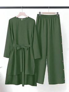 Ensembles de cordons d'hiver modestes et élégants sur mesure pour femmes, fabriqués avec des tissus chauds et confortables et des caractéristiques personnalisables pour une tenue élégante - Product Image 6