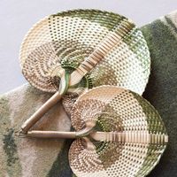Meilleure vente à prix compétitif Ventilateur en bambou à cœur avec poignées Vente en gros 100% Ventilateur à main en raphia réutilisable écologique du Vietnam