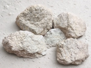 Công nghiệp pyrophyllite là một nguyên liệu quan trọng cho sợi thủy tinh và gốm sứ, có giá trị cho tính chất cách nhiệt độc đáo của nó. - Product Image 1