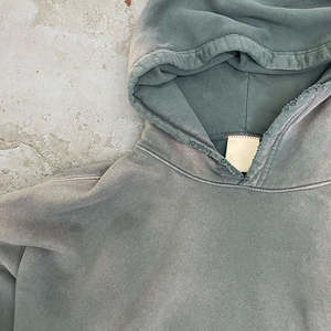 Sudadera con Capucha Personalizada de Estilo Urbano, Algodón French Terry, Lavado Ácido, Vintage, Logotipo Personalizado, Decoloración al Sol, Lavado a la Piedra, Aspecto Desgastado - Product Image 2