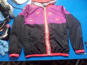 Vestes coupe-vent avec logo brodé pour enfants vente en gros Fermeture à glissière personnalisée avec col à capuche en tissu imperméable pour le printemps - Product Image 3