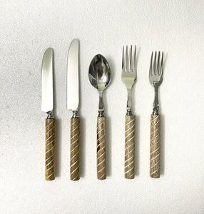 Juego de Ensaladera de Metal para Servir Alimentos y Ensaladas con Mango de Madera y Resina, Servidor de Ensalada de Acero Inoxidable, Accesorios Modernos para la Cocina - Product Image 5