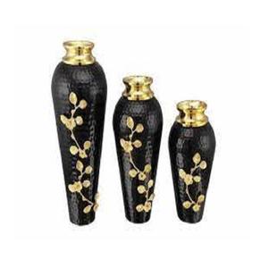 Vase à fleurs martelé moderne en métal aluminium avec motif de feuille florale dorée et couleur ivoire pour décoration de mariage fait à la main - Product Image 5