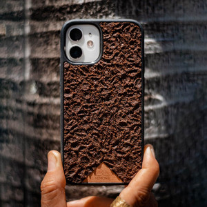 Custodia per telefono in caffè biologico, ecologica, con aroma naturale e ricarica Qi - Product Image 1