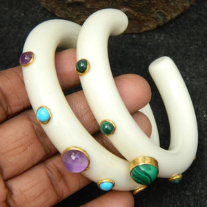 Brazalete de resina hecho a mano, brazalete de Color marfil con piedras preciosas - Product Image 1