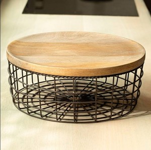 Panier de rangement en métal exquis avec des accents en bois solution peu encombrante et élégante paniers de rangement tendance haut de gamme - Product Image 1