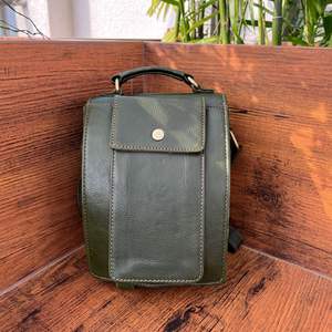 Bolso bandolera de cuero genuino de grano completo con varios compartimentos y soporte para teléfono móvil Bolso bandolera de cuero cosido a mano para unisex - Product Image 4