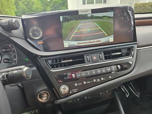 Blanco brillante 2024 Lexus ES Hybrid 300H FWD de lujo con ruedas de aleación Asientos de cuero Sistema de navegación Asientos calefactables de arranque remoto - Product Image 6