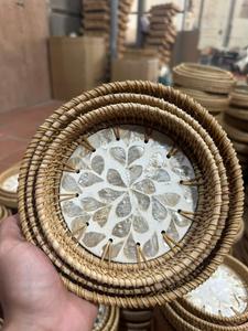 Plateau en rotin artisanal en fibre naturelle avec décor en nacre pour table à manger, Vietnam - Product Image 5