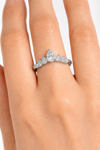 แหวนแต่งงานทองคำแท้ 14K สีเหลืองทรงหยดน้ำ ประดับเพชรแล็บเจียรทรงลูกแพร์เจ็ดเม็ด ดีไซน์โค้งมน เรียบหรู สำหรับผู้หญิง รูปทรงเชฟรอน สามารถสวมซ้อนกันได้ - Product Image 6