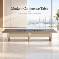 Grande table de salle de conférence au design moderne et exécutif avec deux prises électriques et une bande lumineuse pour salle de réunion