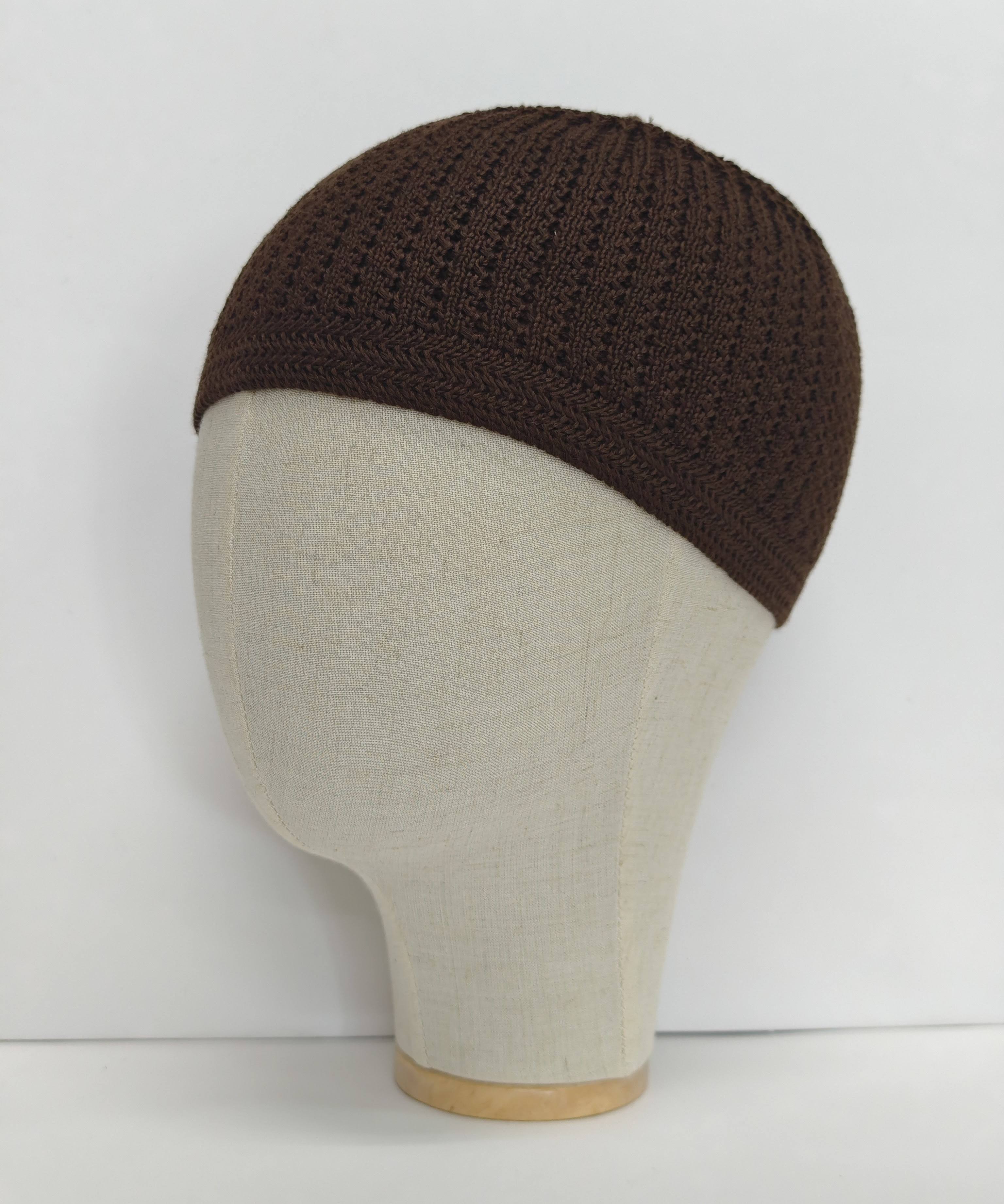 สีแดงเข้ม