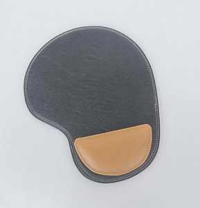 Tapis de souris en cuir PU noir avec repose-poignet Produit durable et confortable - Product Image 3