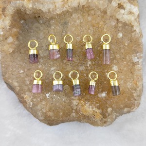 Fournisseur en gros Pendentifs en argent sterling fin Breloques Tourmaline rose naturelle Pierre brute Plaqué or Petites boucles d'oreilles indiennes - Product Image 4