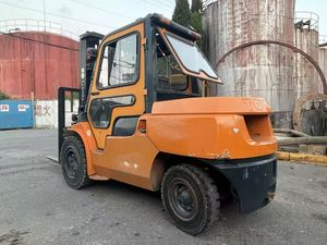 رافعة شوكية متوازنة من تويوتا 7F50 برتقالية اللون - 6700 كجم بتكلفة صيانة منخفضة - Product Image 3