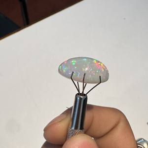 Pierre de forme ovale opale blanche polie utilisée pour la fabrication de bijoux de grande taille - Product Image 3