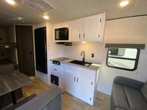 Autocaravana Keystone RV H-i-d-e-e-u-t S-p-o-r-t 240BH 2024 usada, lista para vender - Product Image 5