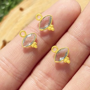 Colgante con Bisel de Cuarzo Aqua, Forma de Marquesa, Dije Delicado Chapado en Oro con Tres Colgantes Rawa - Product Image 2