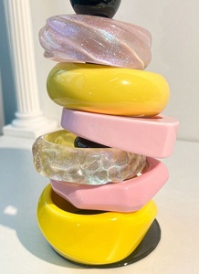 Bracelets en résine imperméables élégants pour femmes avec finition brillante, couleurs personnalisables, design pour tenues décontractées, ethniques, occidentales - Product Image 4