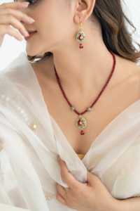 Conjunto de collar y aretes con colgante Meenakari de esmalte hecho a mano, latón de moda Lincy con Collar chapado en oro de 18 quilates, joyería de moda - Product Image 4