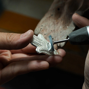 Colgante de Mano de Hamsa de Acero Inoxidable de Lujo con Protección Contra el Mal de Ojo y Piedras de Circonita Cúbica - Product Image 2