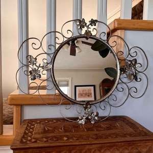 Miroir mural en métal de conception de fleurs modernes de haute qualité, fabriqué en Inde, nouveau look, miroir cosmétique pour les mariages, prix raisonnable - Product Image 5