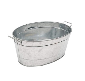 Jardinière galvanisée rustique avec des motifs en relief pour ajouter une touche vintage au porche ou aux sièges extérieurs - Product Image 2