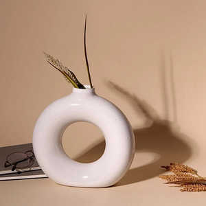Vase en forme de donut minimaliste blanc, pot à fleurs en céramique et métal fait main pour table d'intérieur, décoration intérieure contemporaine INS - Product Image 3