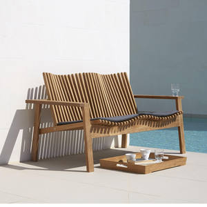 Banc d'extérieur moderne en teck massif à lattes avec accoudoirs et coussin amovible pour jardin, patio, terrasse - Product Image 2