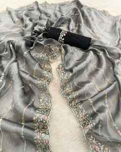 Tissu imprimé brodé multicolore de créateur exclusif de boutique indienne Crush Sari Dernier sari pour tenue de fête chic au look ethnique - Product Image 6