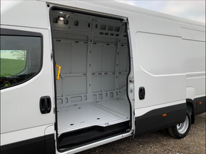 2025 blanco 35C18HA8 vagón automático 4100L H3 3.0ltr 180bhp diésel con asientos de cuero de cámara trasera de dirección derecha de 99 millas - Product Image 4