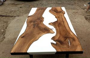 Table à manger en bois d'acacia et époxy blanc, élégante et durable - Product Image 3