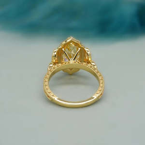 Anillo de Diamantes Marquise Amarillo con Certificación IGI, Estilo Catedral Vintage, Anillo de Compromiso en Oro Amarillo - Product Image 4