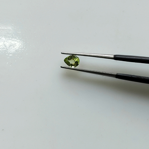 Peridoto Verde Natural 5x4MM Corte Pera, Gemas Sueltas de la Mejor Calidad, Gemas de Montaña Roja Certificadas para Joyería - Product Image 1